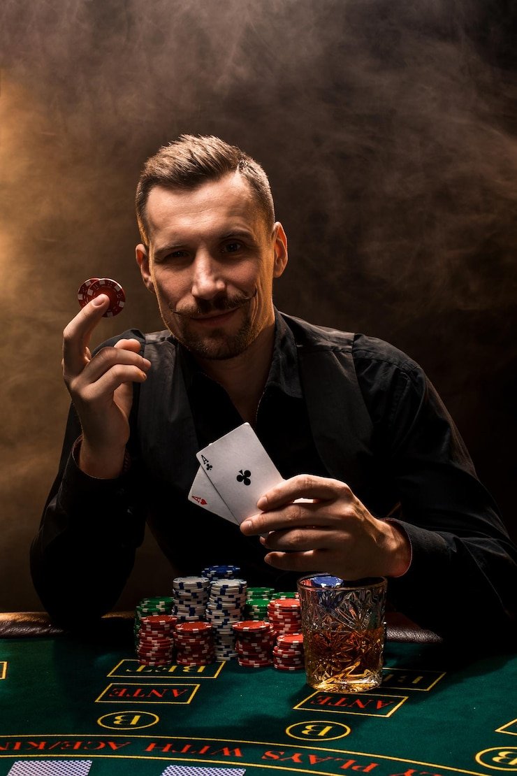 Antarmuka aplikasi mobile hobimain menampilkan permainan slot dan menu navigasi